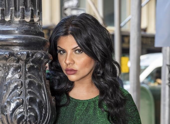 Christi Lux, celebra el éxito de su nuevo sencillo, “Bebe”. La cantautora comparte una de sus experiencias románticas más ele