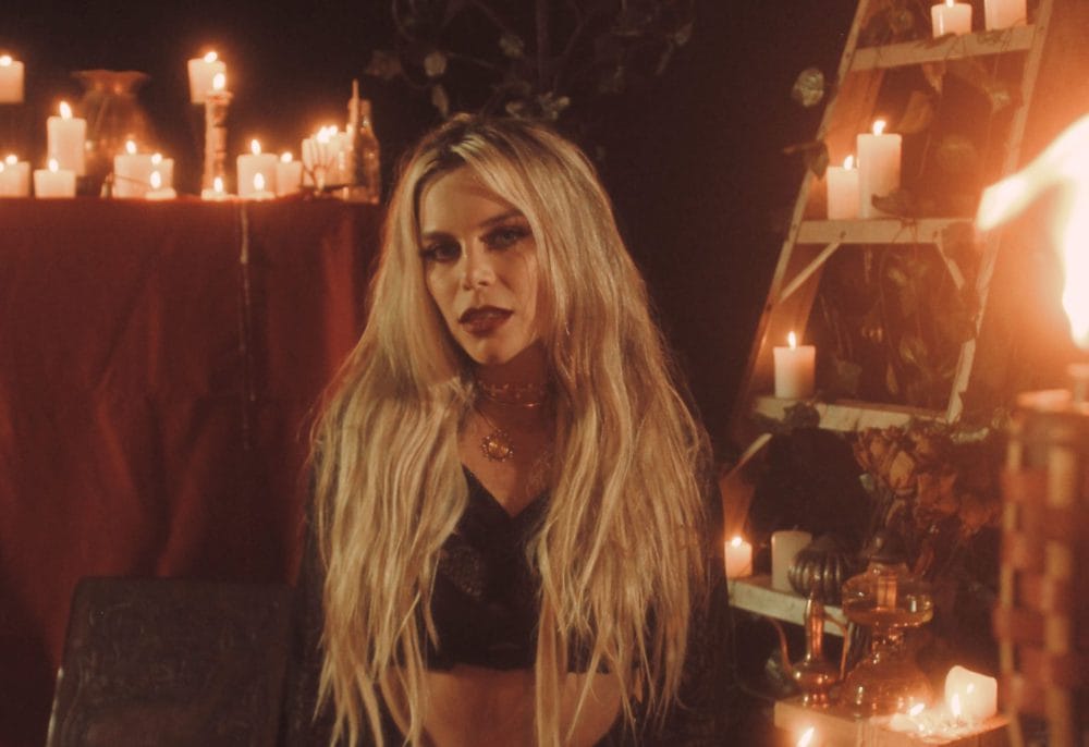 Mila Egred le canta al desamor en "Te Borré"