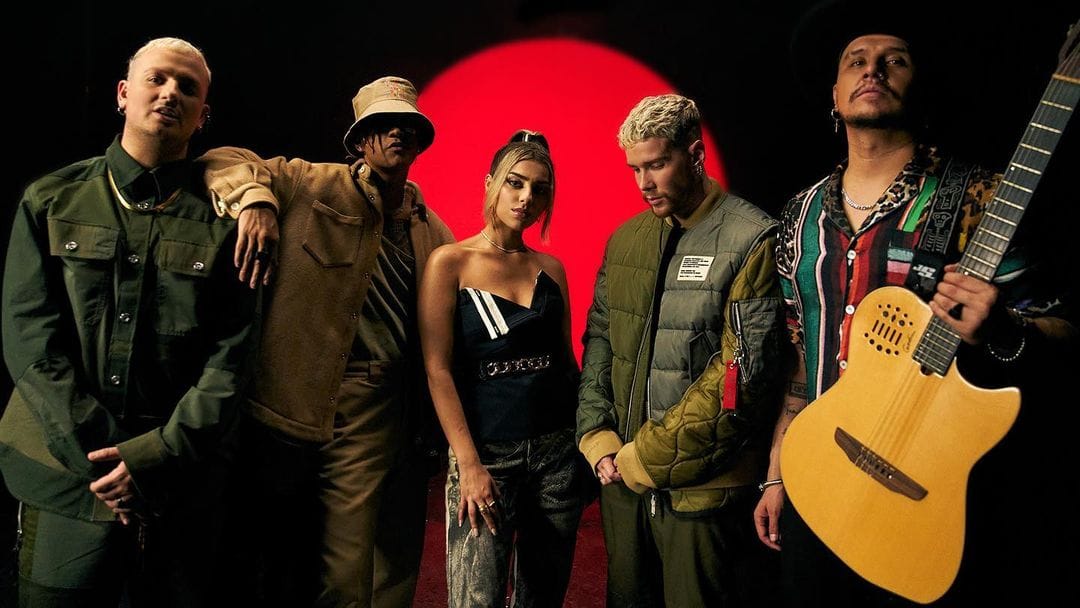 Paula Cendejas estrena su nueva canción "Diferente" junto a Piso 21