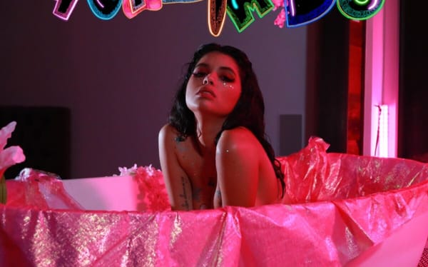 Andrekza se llena de dulces para superar el desamor en el nuevo video de "Quasimodo"