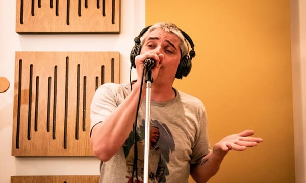 Martín Tomaselli reafirma el amor mascotero con "ALEGRE CANCIÓN PARA MI GATO"