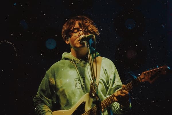 Rossfantasma estrena "Flores V2", una nueva versión de "Flores de Sal"