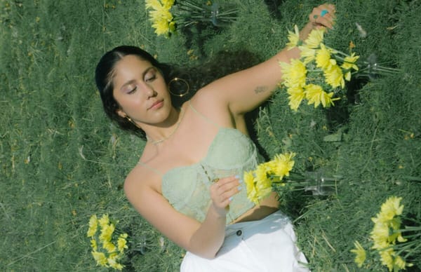 Valeria Jasso presenta su nuevo sencillo "miel <3"