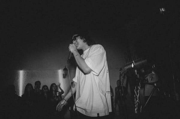 El arte de la conexión: la magia musical de Arturo Loera